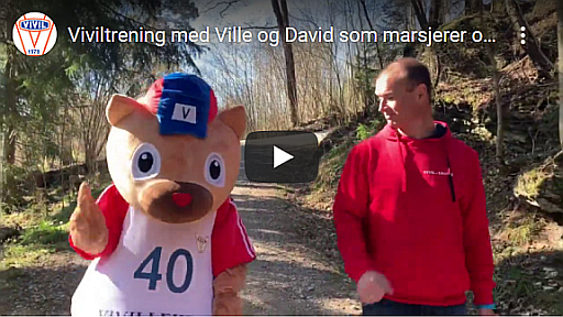 Ville og David marsjerer og synger